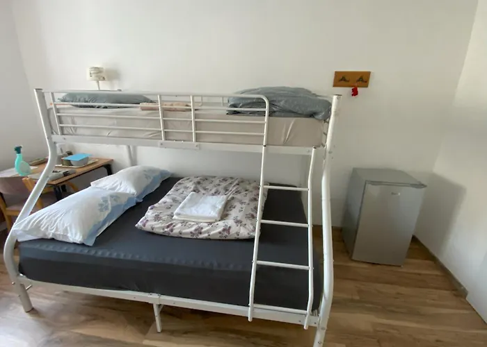 Base Camp 3* 波斯托伊纳